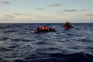 Des secouristes de l'ONG espagnole Open Arms portent secours à des migrants en Méditerrannée en septembre 2022 (image d'illustration).